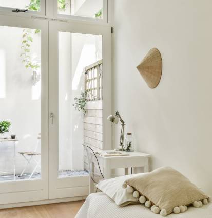 cozy-bedroom-with-balcony-door
